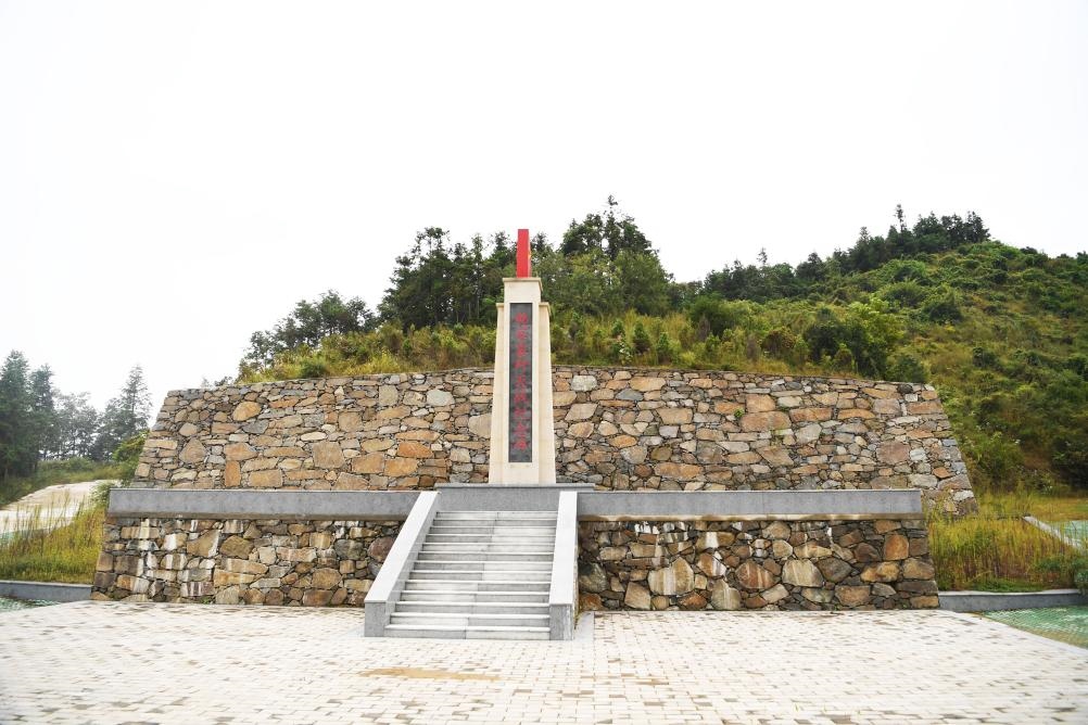 這是9月27日拍攝的田鋪大塆后山上的“韓家寨殲滅戰(zhàn)紀念碑”。新華社記者張浩然攝