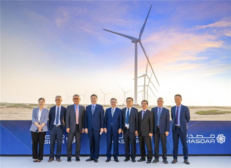 中方建設(shè)者在風(fēng)電場合影。中國電建供圖