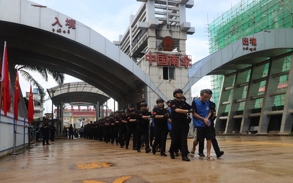 移交現(xiàn)場。公安部供圖
