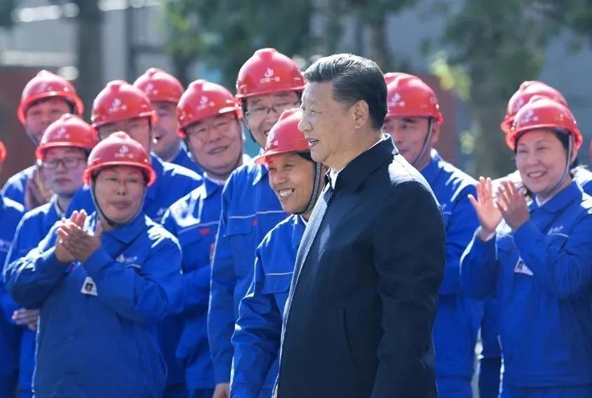 △2018年9月26日，習近平總書記來到中國一重集團，同工人親切交流。