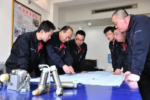 △李志強（左二）與班組成員在研究工作。