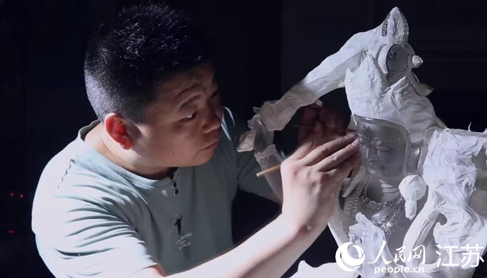 正在精雕細(xì)琢的東海水晶。 人民網(wǎng) 范堯攝