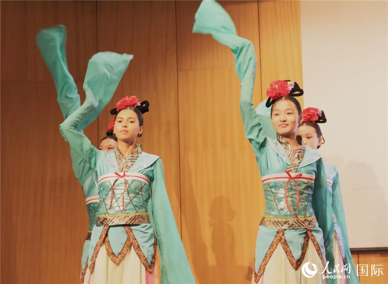 兩國(guó)文化志愿者共同表演中國(guó)傳統(tǒng)舞蹈。人民網(wǎng)記者 陳海琪攝