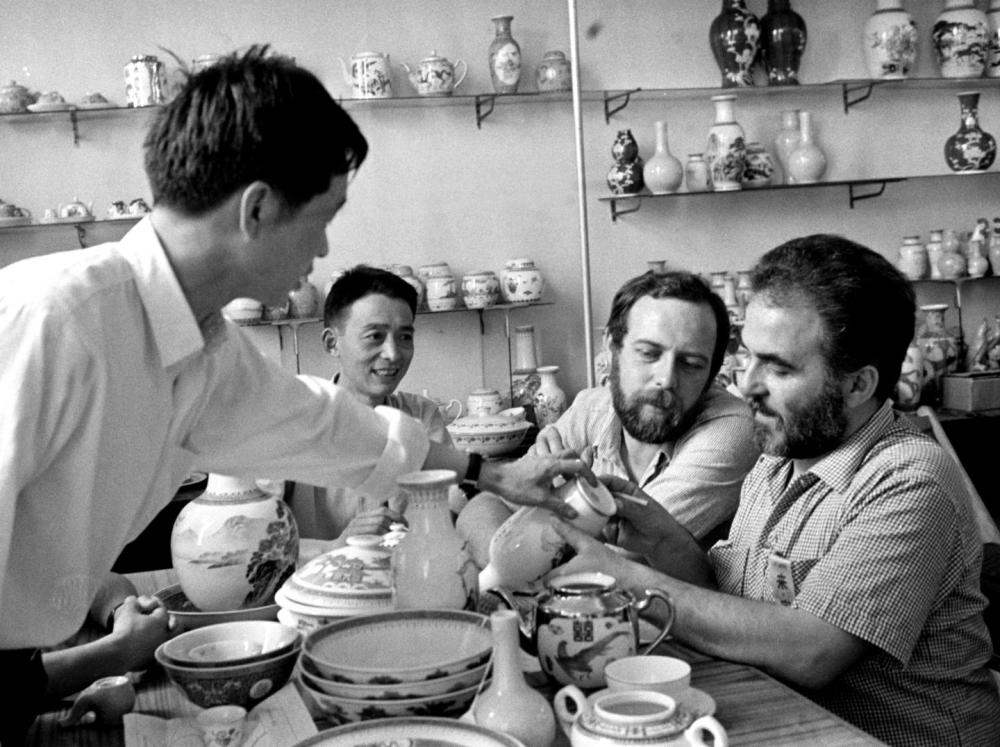 ↑ 在1978年的廣交會上，意大利客商在洽談選購景德鎮(zhèn)瓷器。