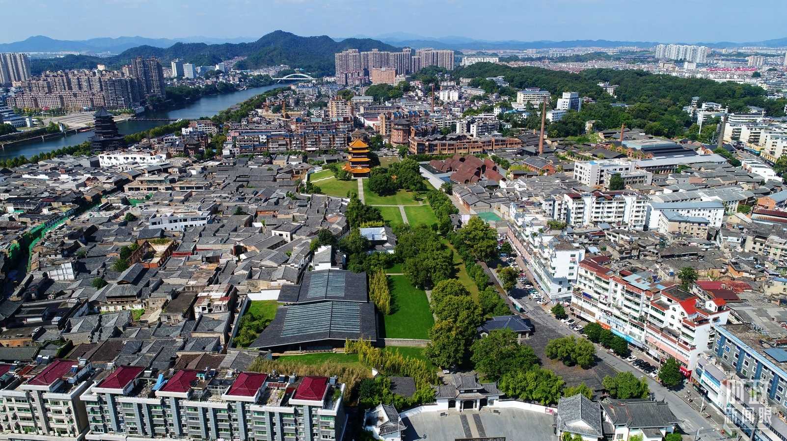 △景德鎮(zhèn)陶陽里歷史文化街區(qū)俯瞰。（總臺央視記者范凱拍攝）