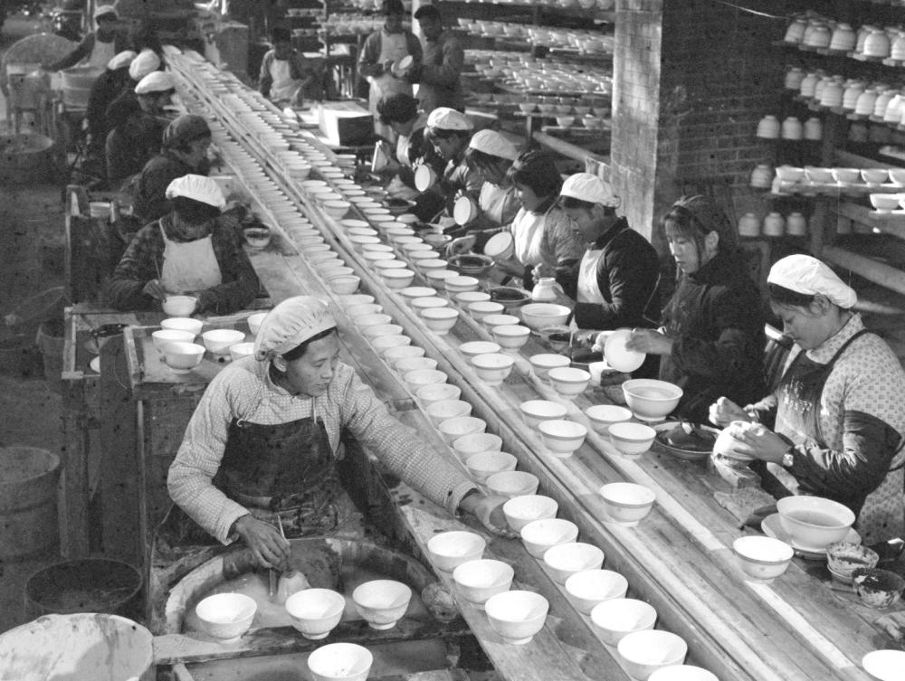 ↑ 1978年，景德鎮(zhèn)為民瓷廠工人生產(chǎn)日用瓷。