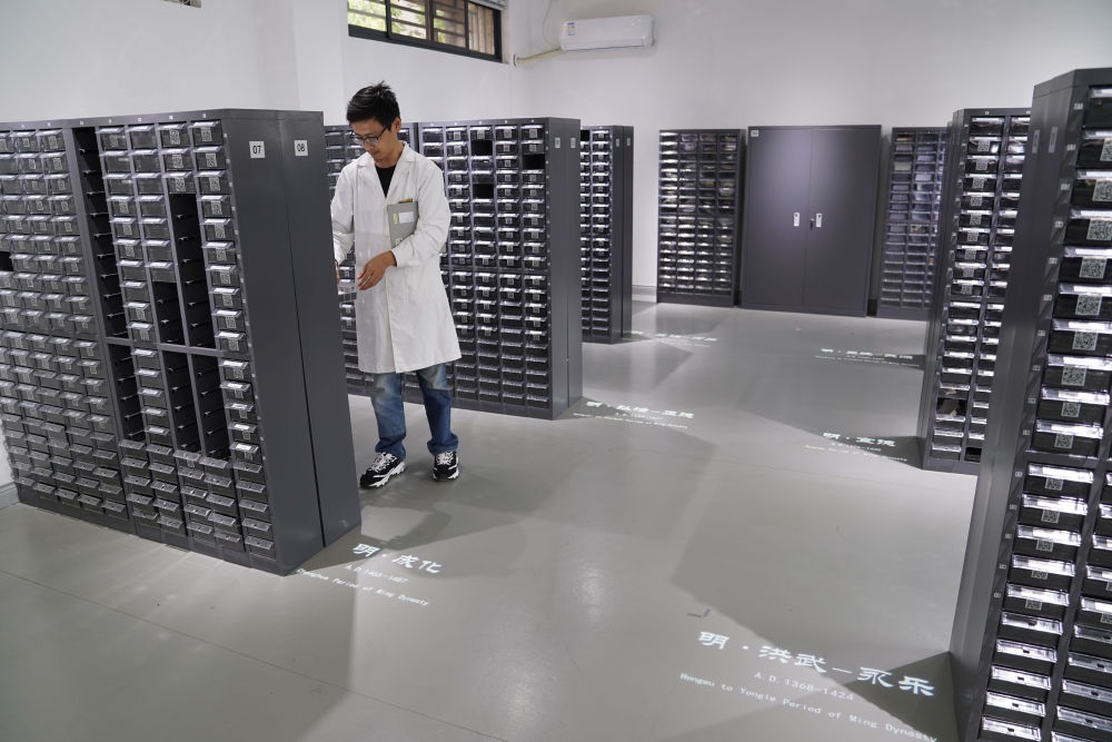 ↑工作人員在古陶瓷基因庫里工作（2023年5月16日攝）。