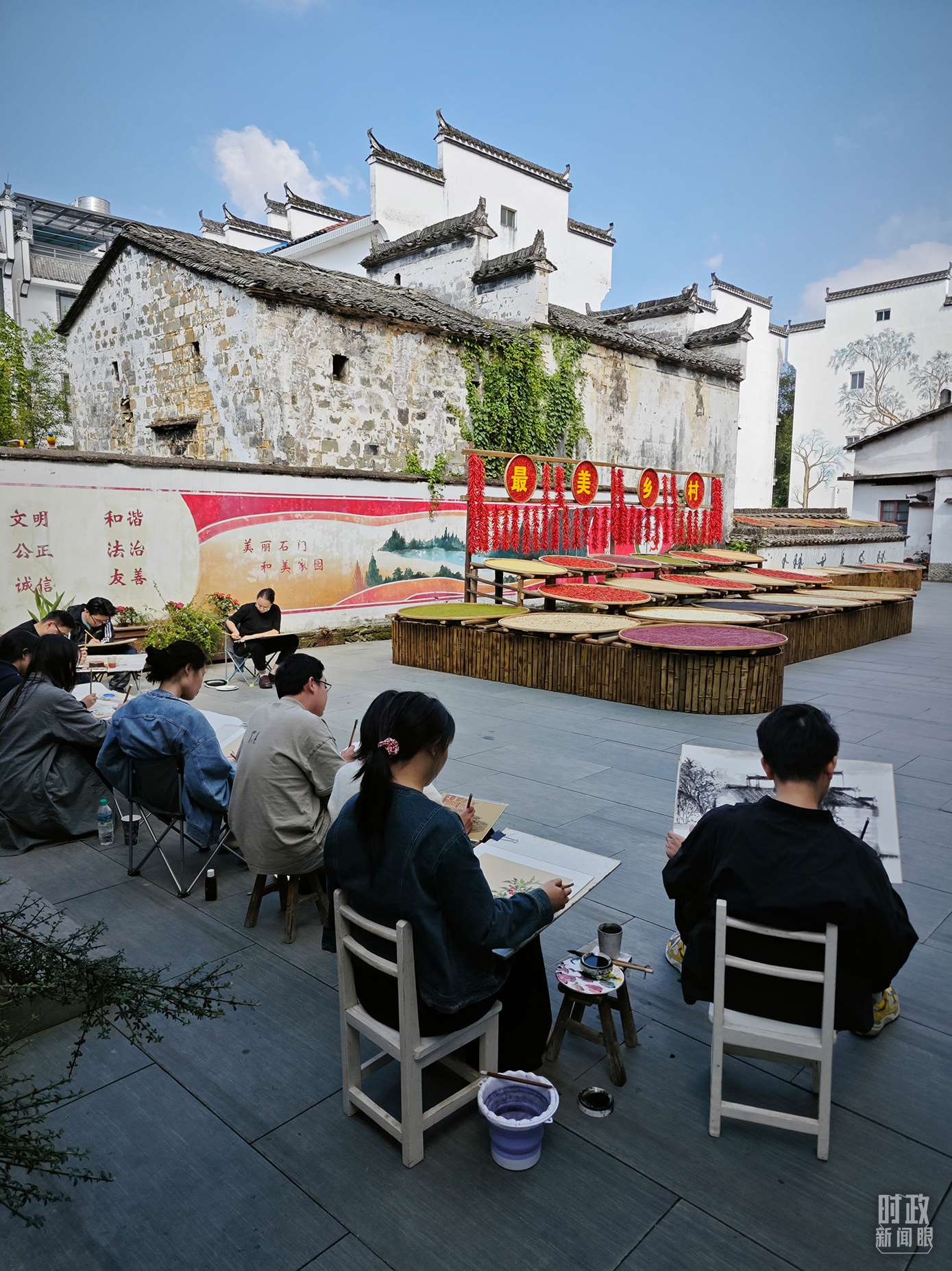 △來自中國美術(shù)學(xué)院的同學(xué)在石門村寫生。（總臺央視記者郁振一拍攝）