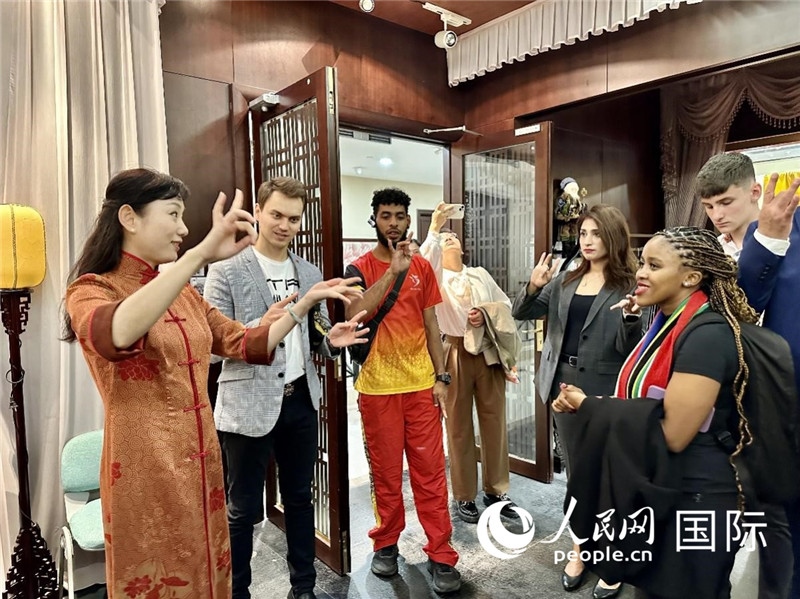 國際民間人士代表團(tuán)參觀古北市民中心昆曲教室。人民網(wǎng)記者 周雨攝