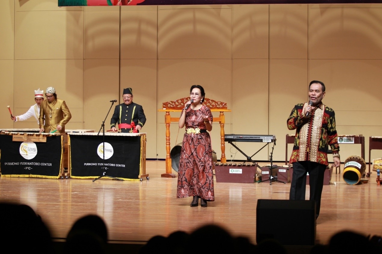 印尼駐華大使周浩黎及夫人艾茜薇演唱中文歌曲《月亮代表我的心》。印尼駐華大使館供圖