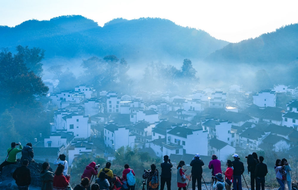 游客在婺源縣石城村游玩（2019年11月8日攝）。