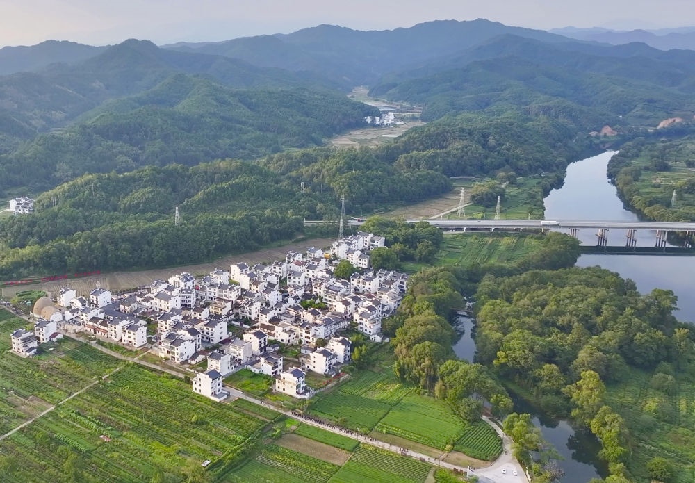 俯瞰婺源縣王村石門自然村（2023年10月11日攝）。