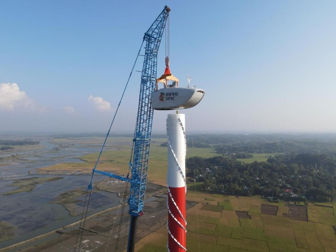 孟加拉國科巴風電項目首臺風機吊裝。國家電投供圖