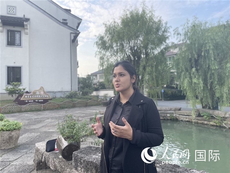 孟加拉國(guó)Channel 24電視頻道主持人伊斯拉特·阿敏在安吉接受記者采訪。人民網(wǎng)記者 張榮攝