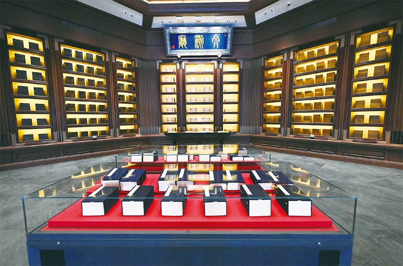 建設(shè)中國國家版本館，是以習(xí)近平同志為核心的黨中央作出的重大決策，是文明大國建設(shè)的基礎(chǔ)工程，是功在當(dāng)代、利在千秋的標(biāo)志性文化工程，充分體現(xiàn)了我們黨傳承發(fā)展中華文化的高度自覺、汲取歷史智慧更好走向未來的歷史主動。圖為2023年5月拍攝的中國國家版本館中央總館文瀚廳。 新華社發(fā)