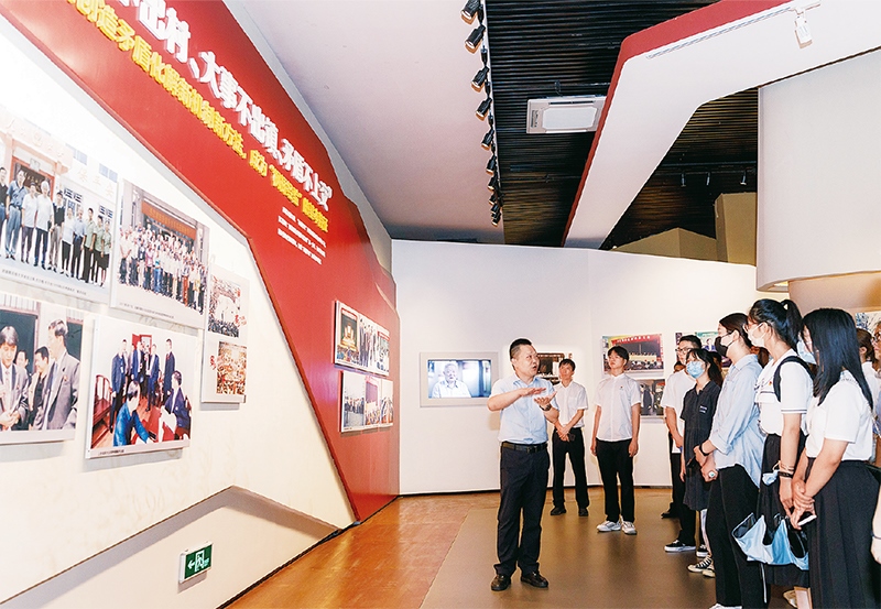 黨的十八大以來，習(xí)近平總書記多次對堅持和發(fā)展“楓橋經(jīng)驗”作出重要指示，推動新時代“楓橋經(jīng)驗”在基層社會治理中煥發(fā)勃勃生機。圖為青年學(xué)子在浙江省諸暨市楓橋鎮(zhèn)的楓橋經(jīng)驗陳列館參觀學(xué)習(xí)（2022年8月25日攝）。 新華社記者 徐昱/攝