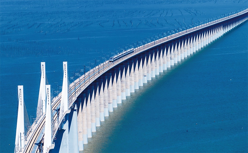 2023年9月28日，中國首條時速350公里跨海高鐵——福廈高鐵正式開通運營。圖為一列運行試驗車組駛過福廈高鐵湄洲灣跨海大橋（9月19日攝，無人機照片）。 新華社記者 魏培全/攝