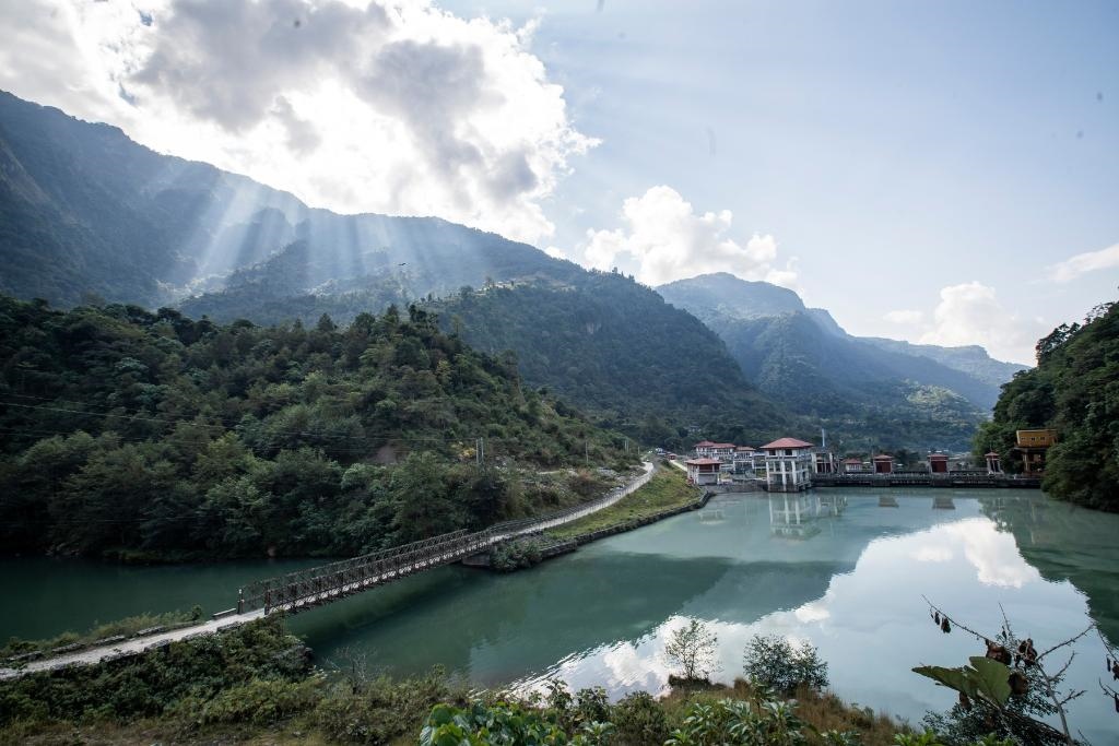這是2022年11月8日拍攝的尼泊爾上馬相迪A水電站大壩。上馬相迪A水電站位于尼泊爾西部勒姆宗縣，2013年1月開工建設(shè)，2017年1月1日投入商業(yè)運營。該水電站投入運營以來，極大緩解了尼泊爾電力緊缺局面。新華社發(fā)（哈里·馬哈爾詹 攝）