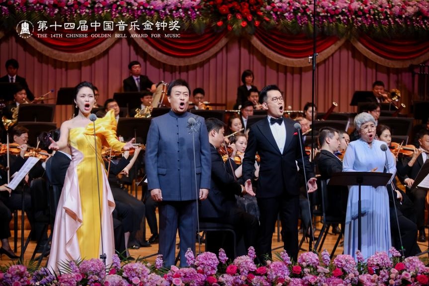 龔爽（左一）、呂繼宏（左二）、石倚潔（右二）、迪里拜爾（右一）四位藝術(shù)家領(lǐng)唱《領(lǐng)航》。主辦方供圖