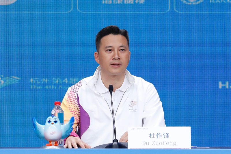 杭州亞殘運(yùn)會(huì)火炬?zhèn)鬟f指揮中心副指揮長杜作鋒介紹火炬?zhèn)鬟f工作安排。杭州亞殘組委供圖