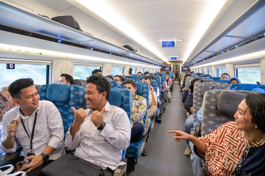 10月17日，乘客在行駛中的雅萬高鐵高速動車組列車車廂內(nèi)交談。