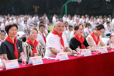 圖②：全國人大代表與朵力小學(xué)學(xué)生一起聽課。