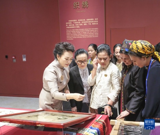  10月18日上午，國(guó)家主席習(xí)近平夫人彭麗媛邀請(qǐng)出席第三屆“一帶一路”國(guó)際合作高峰論壇的外方領(lǐng)導(dǎo)人夫人參觀中國(guó)工藝美術(shù)館（中國(guó)非物質(zhì)文化遺產(chǎn)館）。這是彭麗媛同外方領(lǐng)導(dǎo)人夫人觀看刺繡。新華社記者 殷博古 攝