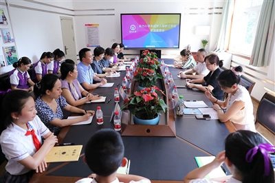 圖⑤：法治宣講結(jié)束后，重慶五中院組織召開座談會，聽取人大代表和朵力小學(xué)教師、家長代表對法院未成年人保護(hù)工作的意見建議。