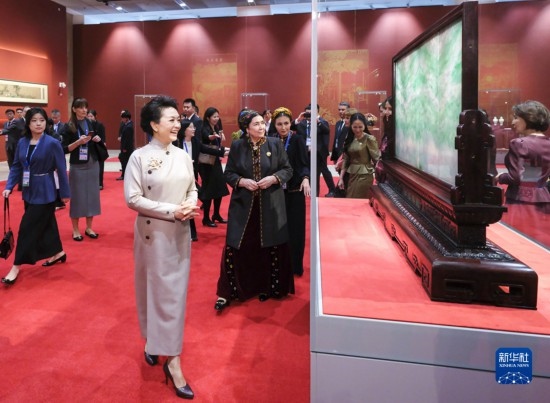  10月18日上午，國(guó)家主席習(xí)近平夫人彭麗媛邀請(qǐng)出席第三屆“一帶一路”國(guó)際合作高峰論壇的外方領(lǐng)導(dǎo)人夫人參觀中國(guó)工藝美術(shù)館（中國(guó)非物質(zhì)文化遺產(chǎn)館）。這是彭麗媛同外方領(lǐng)導(dǎo)人夫人參觀展品。新華社記者 丁林 攝