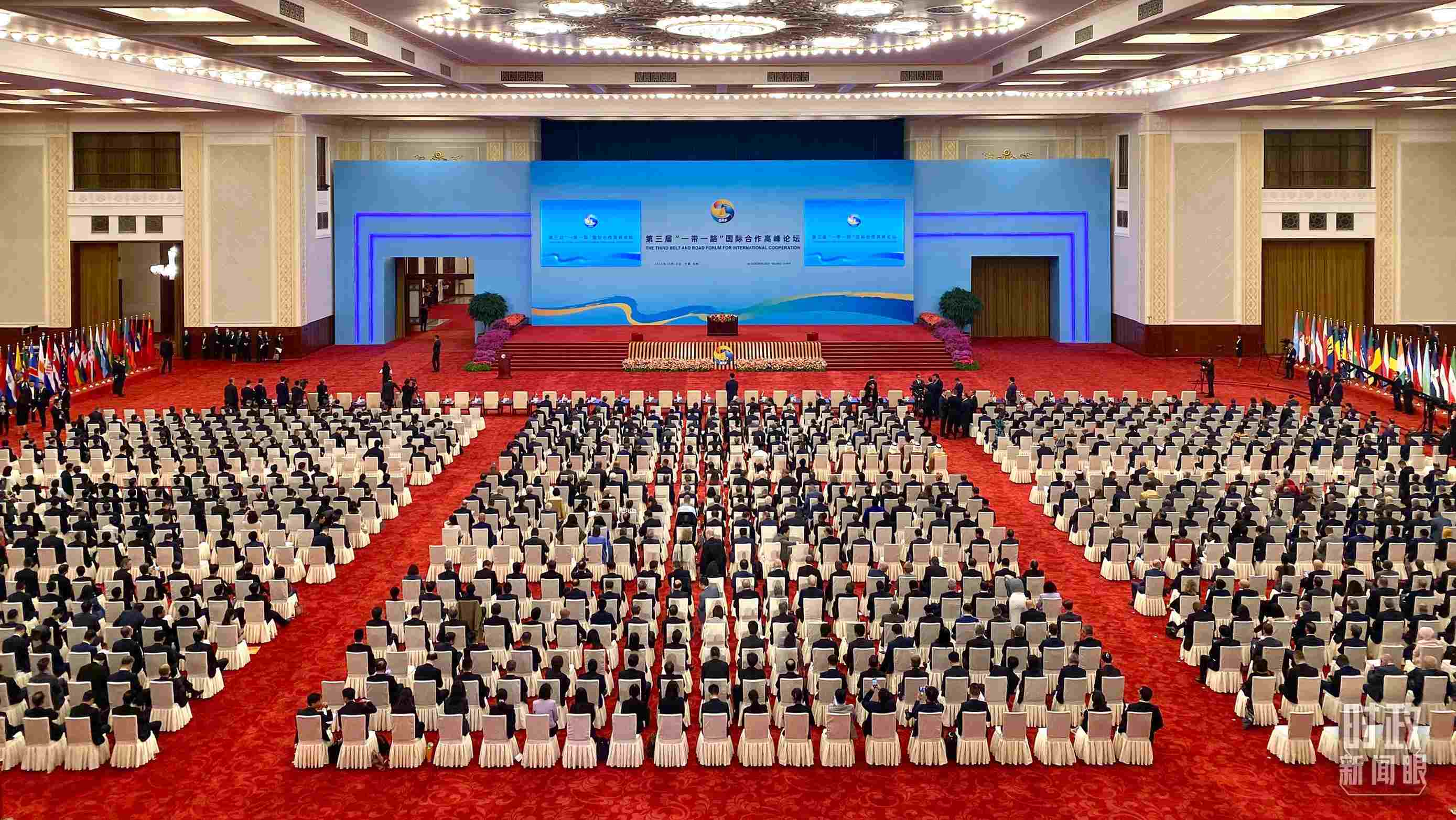 △人民大會(huì)堂宴會(huì)廳。這是開幕式之前的現(xiàn)場(chǎng)。（總臺(tái)央視記者李增仁拍攝）