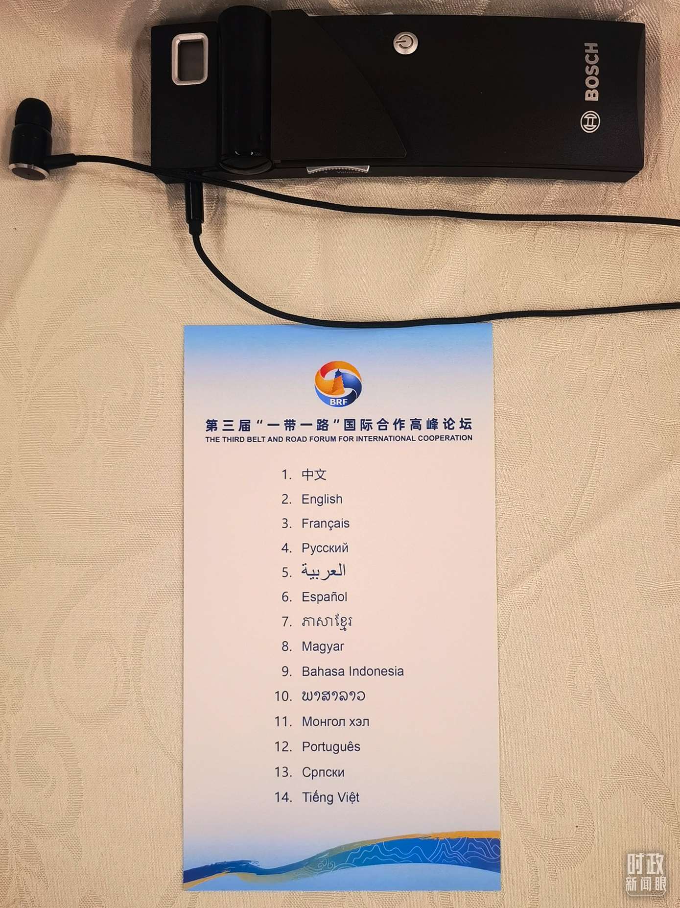 △開幕式現(xiàn)場(chǎng)提供14種語言的同聲傳譯。（總臺(tái)央視記者范學(xué)禹拍攝）