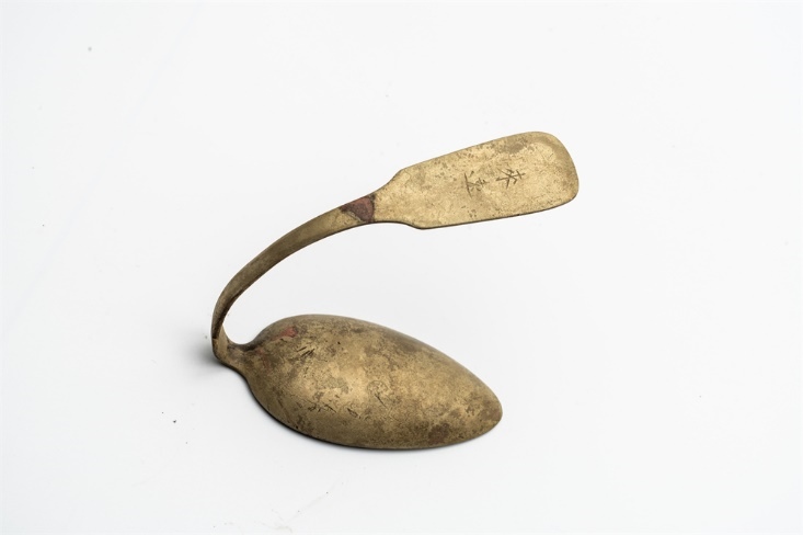 鏨刻“來遠(yuǎn)”的湯勺。國(guó)家文物局供圖