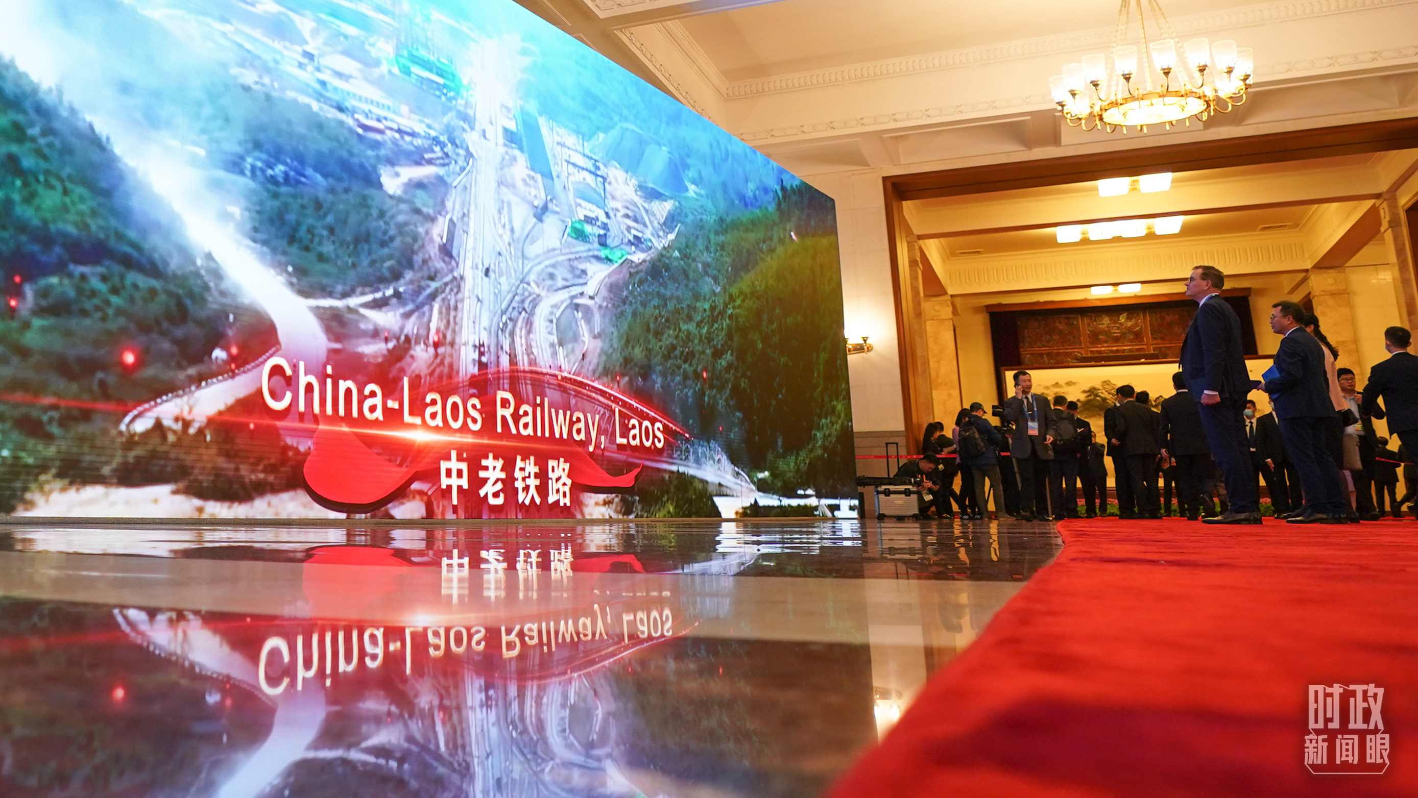 △人民大會(huì)堂，參會(huì)人員駐足了解“一帶一路”標(biāo)志性項(xiàng)目。（總臺(tái)國(guó)廣記者李晉拍攝）