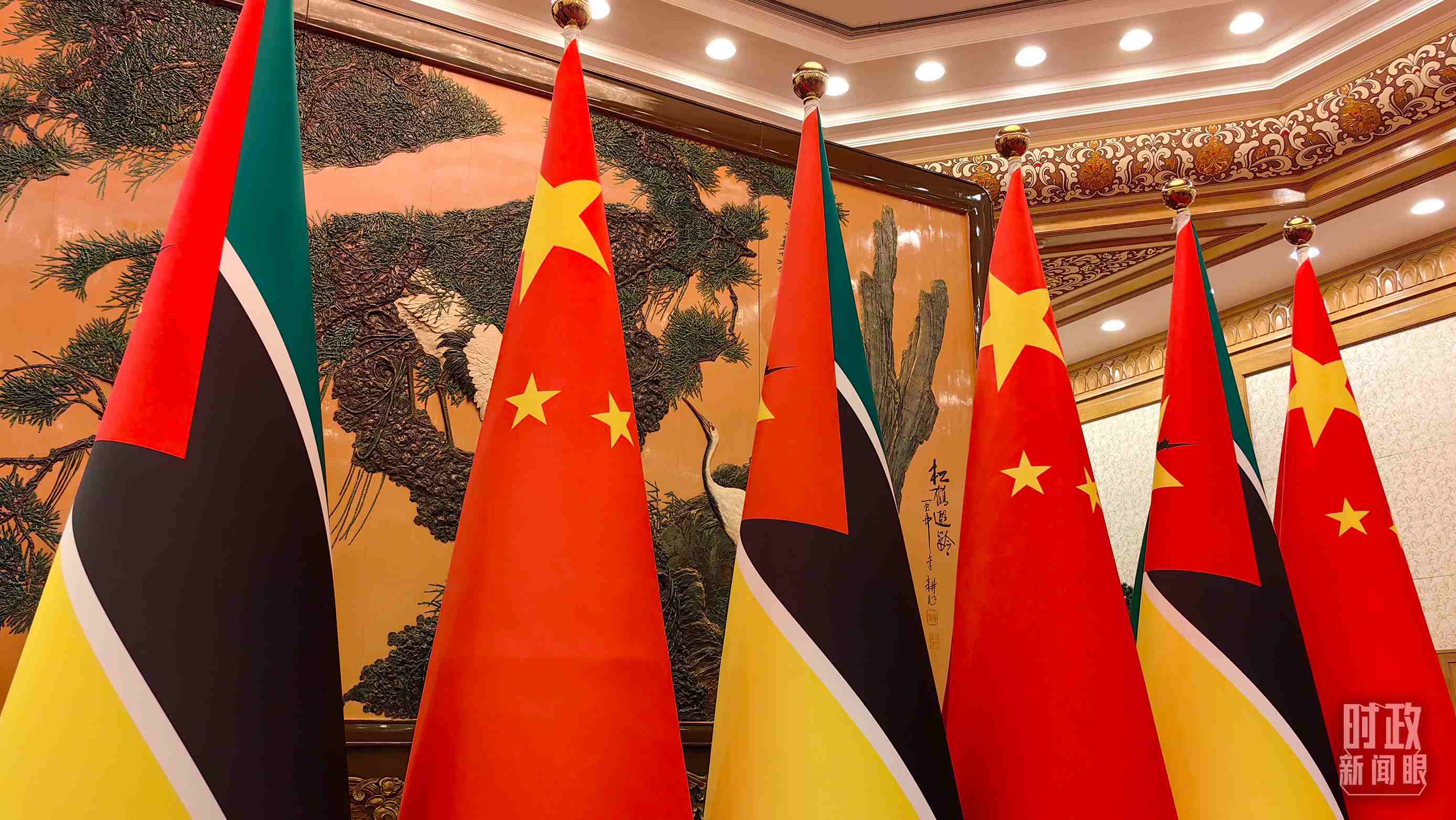 △會(huì)見(jiàn)現(xiàn)場(chǎng)，中國(guó)、莫桑比克兩國(guó)國(guó)旗。（總臺(tái)央廣記者潘毅拍攝）