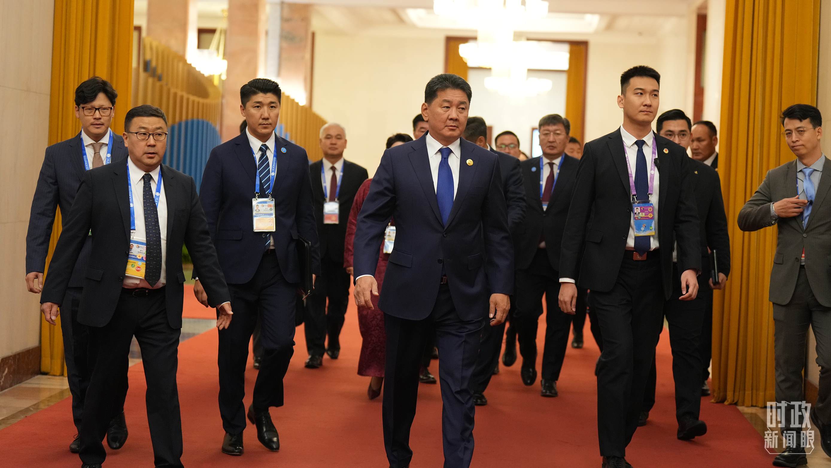 △人民大會(huì)堂，蒙古國(guó)總統(tǒng)呼日勒蘇赫走向會(huì)見(jiàn)廳。（總臺(tái)國(guó)廣記者李晉拍攝）