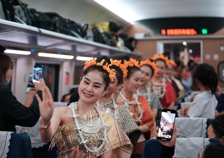 老撾工作人員在中老鐵路上開行的D887次國際旅客列車上表演（4月13日攝）。新華社記者 邢廣利 攝