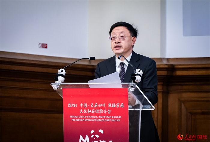 四川省文化和旅游廳廳長(zhǎng)戴允康作文化旅游推介。人民網(wǎng) 郭錦標(biāo)攝
