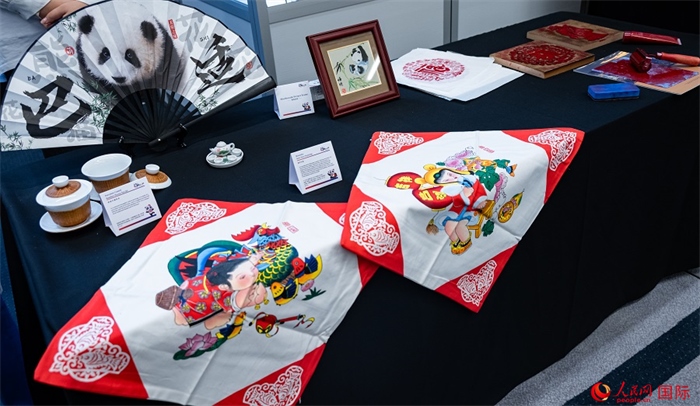 活動(dòng)現(xiàn)場(chǎng)的現(xiàn)場(chǎng)文創(chuàng)展、互動(dòng)體驗(yàn)區(qū)、非遺區(qū)展示。人民網(wǎng) 郭錦標(biāo)攝
