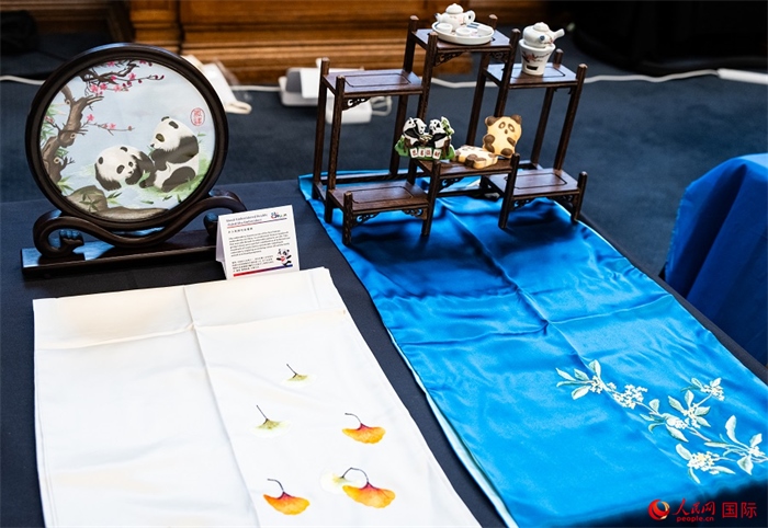 活動(dòng)現(xiàn)場(chǎng)的現(xiàn)場(chǎng)文創(chuàng)展、互動(dòng)體驗(yàn)區(qū)、非遺區(qū)展示。人民網(wǎng) 郭錦標(biāo)攝