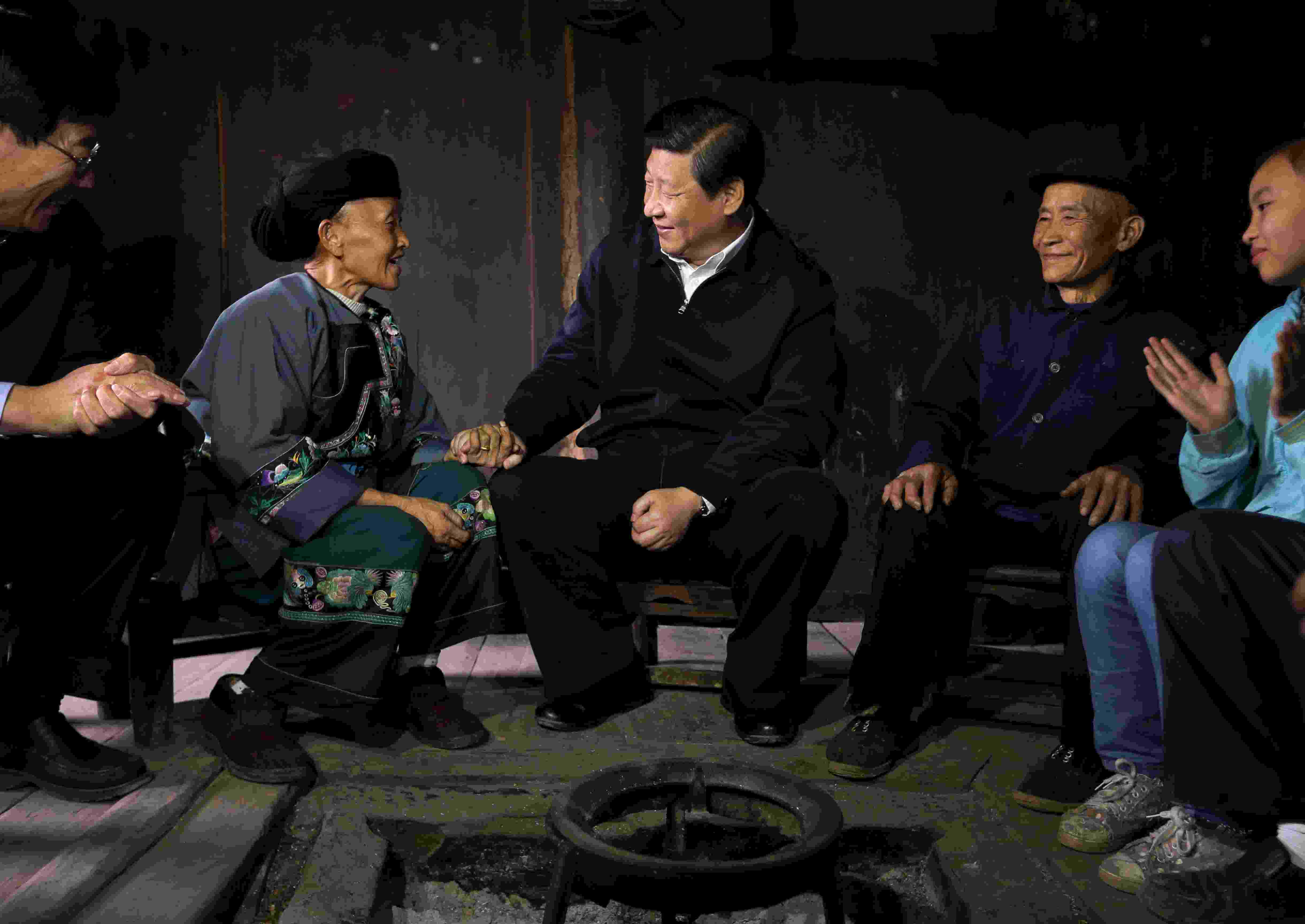 2013年11月3日，習(xí)近平在湖南花垣縣十八洞村，與石拔三老人握手交談。