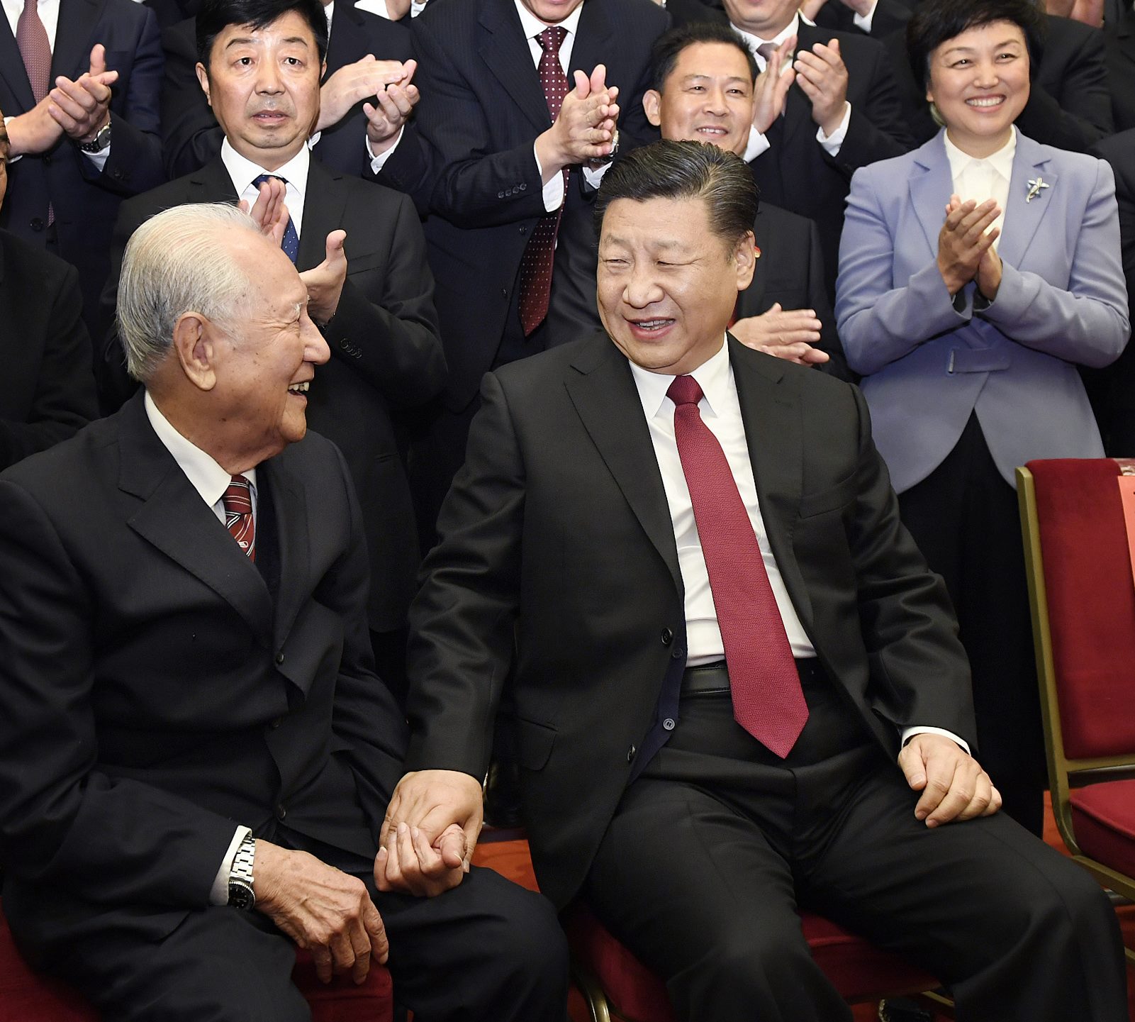2017年11月17日，全國精神文明建設(shè)表彰大會在北京人民大會堂舉行。圖為習(xí)近平邀請黃旭華代表坐在自己身邊合影。