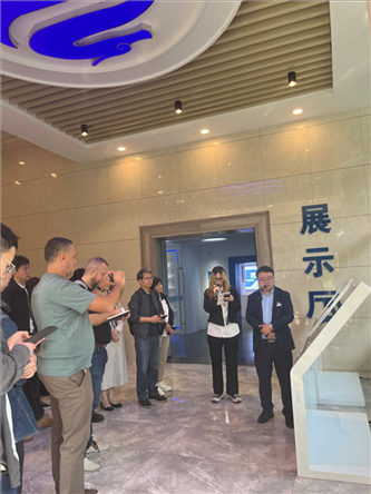 （在文瀾智谷中試產(chǎn)業(yè)基地，中外記者深入了解科技轉(zhuǎn)化情況 趙橙涔攝）