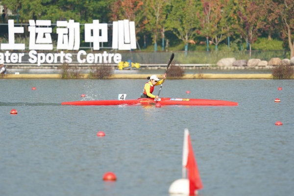 10月23日，杭州第4屆亞殘運會皮劃艇女子KL1級比賽，中國隊選手謝毛三在比賽中。人民網(wǎng)記者 李乃妍攝