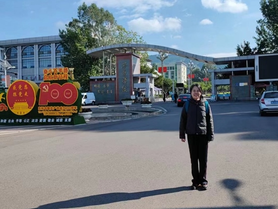 北京交通大學退休教師李唐軍在西昌學院。校方供圖
