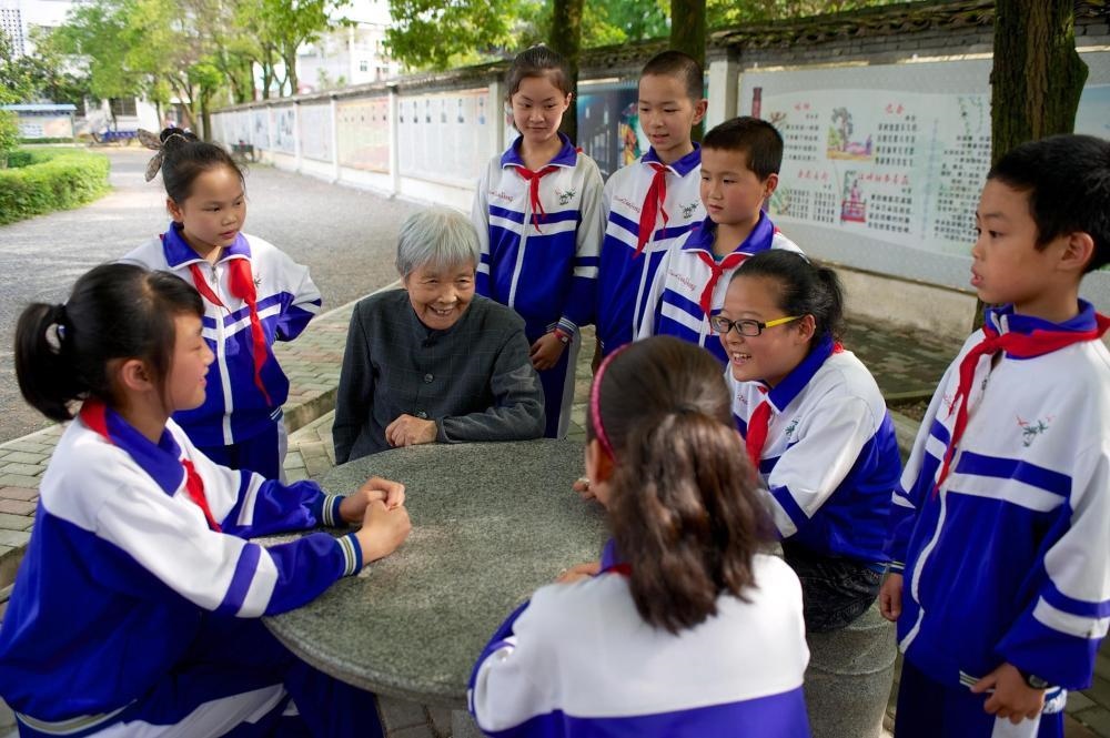 △2013年5月21日，龔全珍老人和江西萍鄉(xiāng)市蓮花縣的孩子們在一起。