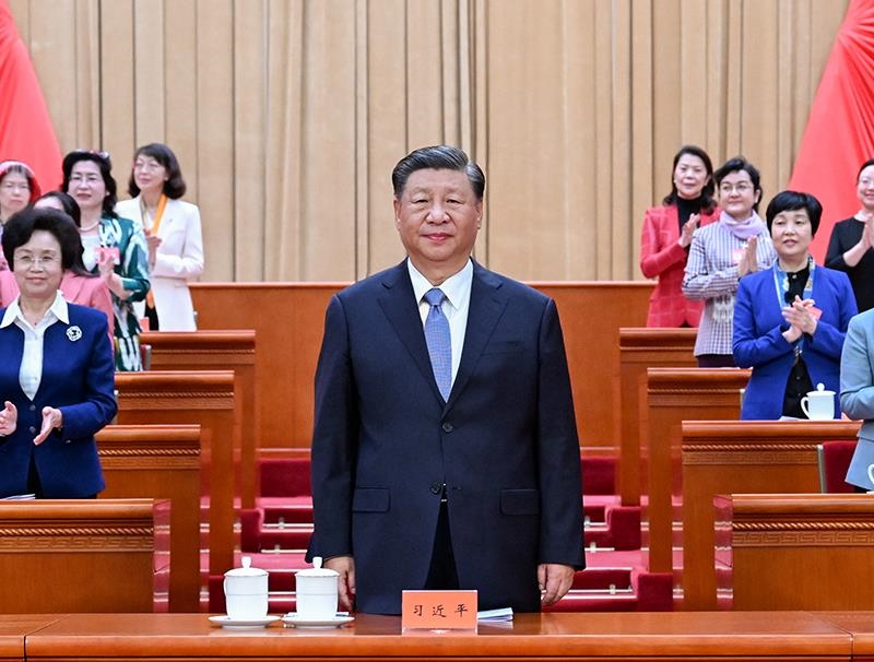 △2023年10月23日，中國婦女第十三次全國代表大會在北京人民大會堂開幕。這是習近平總書記在主席臺向與會代表致意。