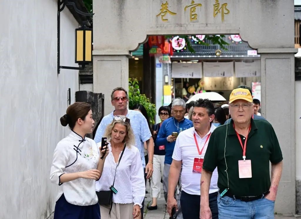 △2023年6月27日，“鼓嶺之友”部分成員和中美各界人士在福建福州南后街三坊七巷參觀訪問。