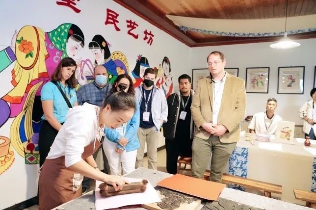 △美國席勒協(xié)會青年代表團(tuán)在四川感受中國傳統(tǒng)文化。