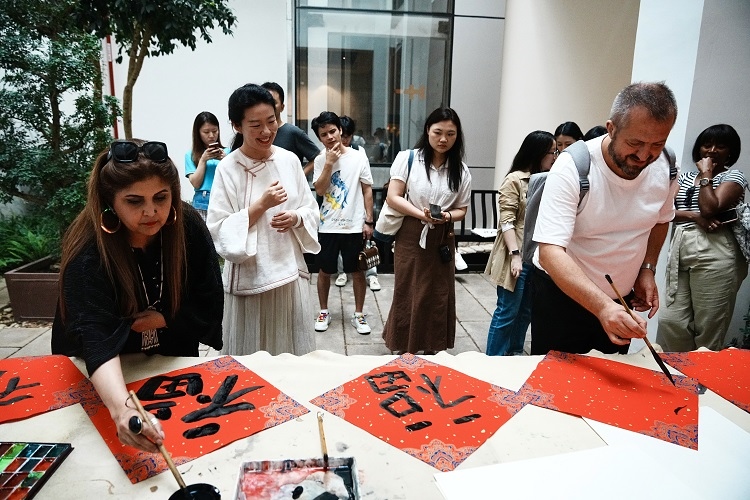 首屆國(guó)際傳播“絲路獎(jiǎng)”獲獎(jiǎng)代表等在廣州市荔灣區(qū)永慶坊參加文化交流活動(dòng)。楊爍壁、王燕攝影報(bào)道