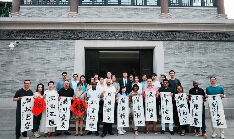 首屆國(guó)際傳播“絲路獎(jiǎng)”獲獎(jiǎng)代表等在廣州市荔灣區(qū)永慶坊參加文化交流活動(dòng)。楊爍壁、王燕攝影報(bào)道